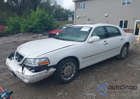 2007 Lincoln Town Car Signature Limited from USA, damaged, VIN 1LNHM82W57Y633673